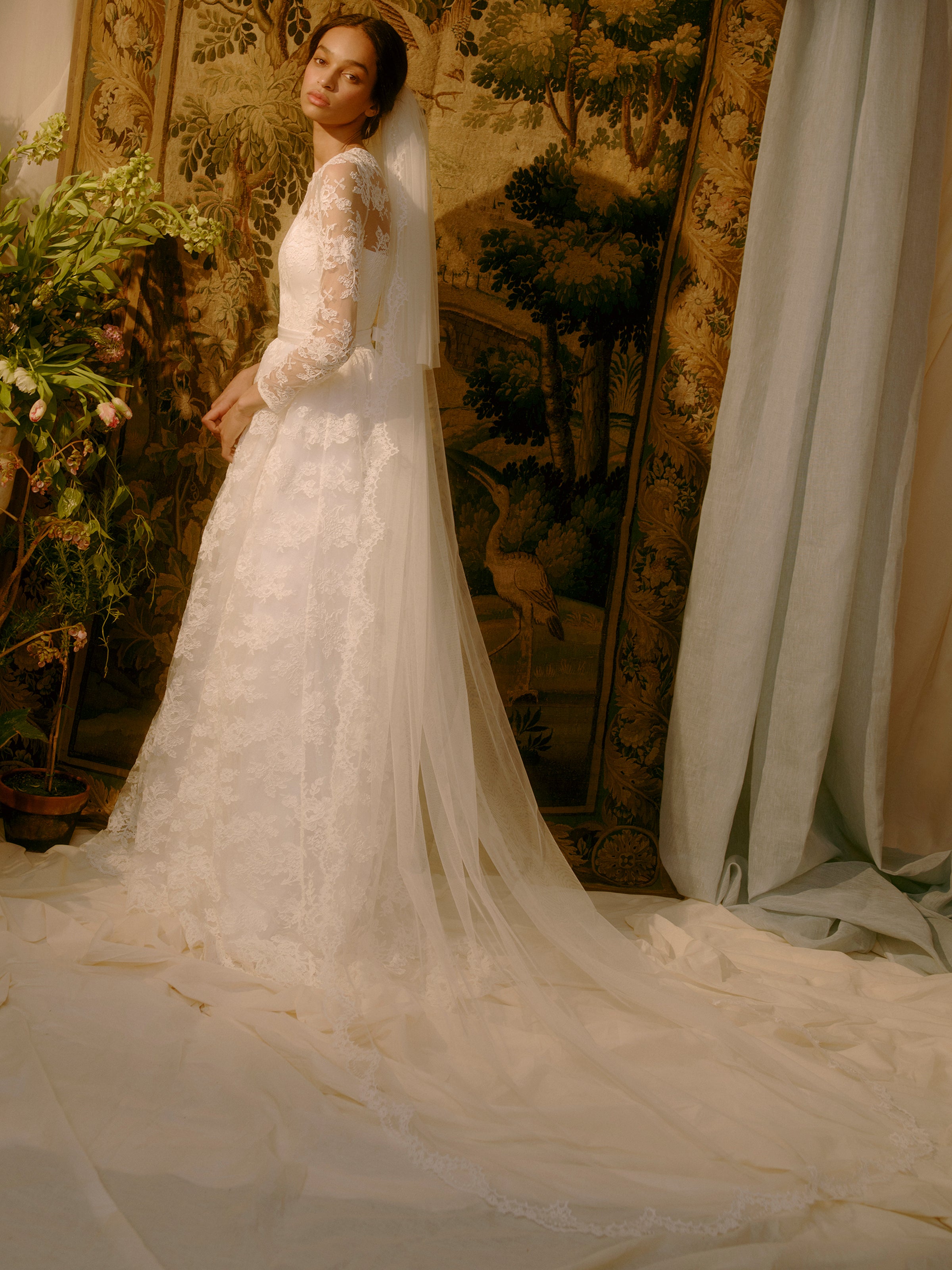 Catrine Cathedral Veil with Embroidered Scalloped Lace Edging